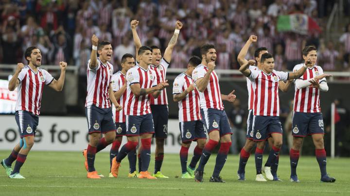 Jugadores de Chivas celebran la definición a favor por penaltis.