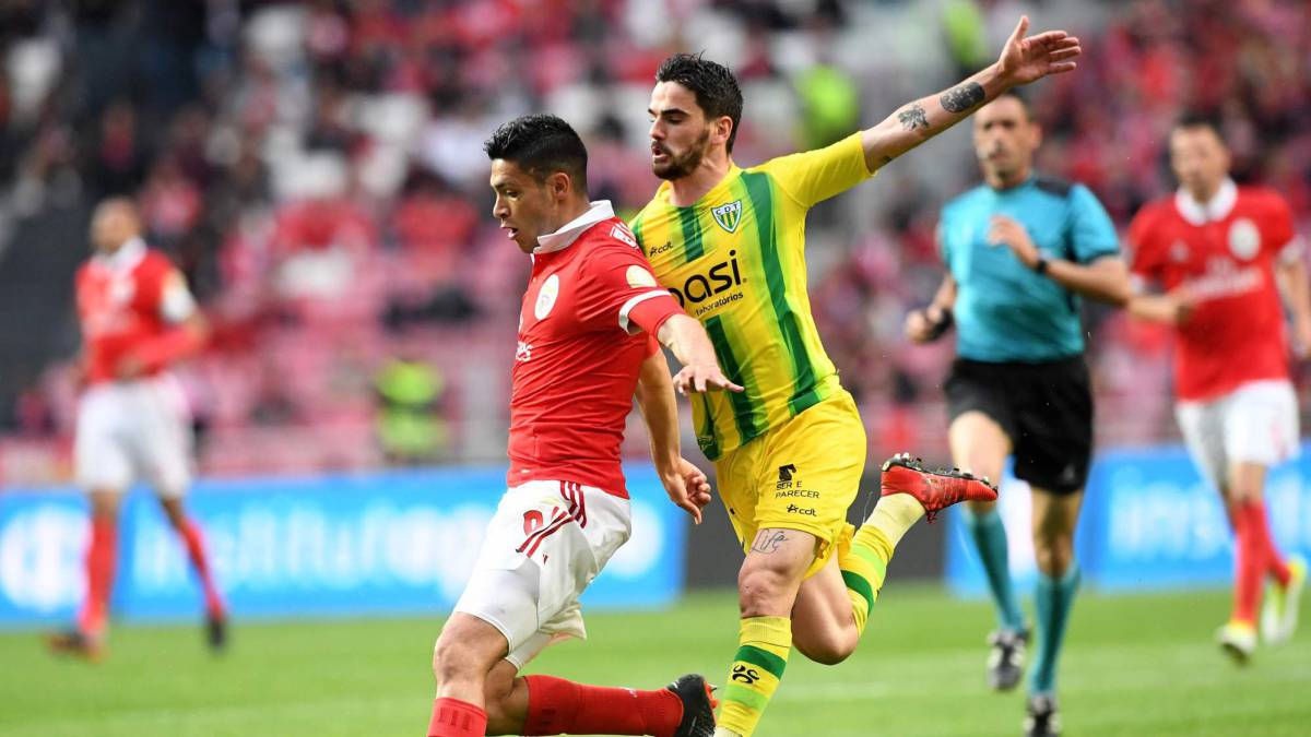 Raúl Jiménez dio asistencia en derrota del Benfica