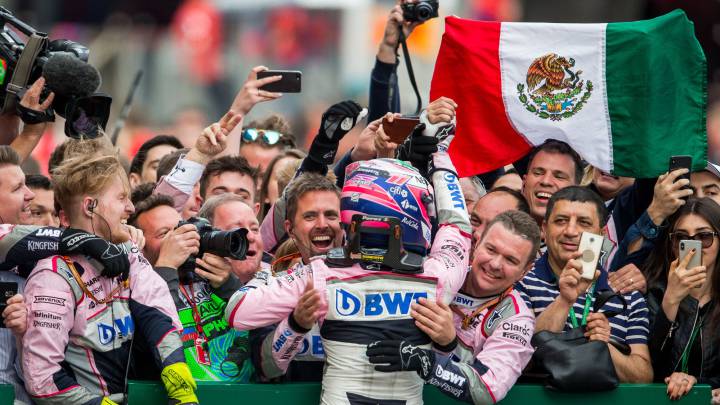 Sergio Pérez es felicitado por miembros del equipo de Force India