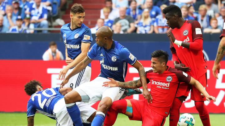 Carlos Salcedo cerró de titular en la derrota del Frankfurt