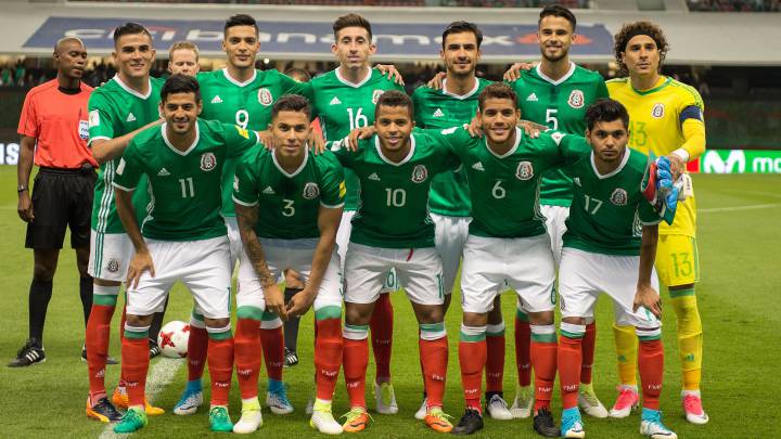 Selección Mexicana antes de un partido en el Estadio Azteca.