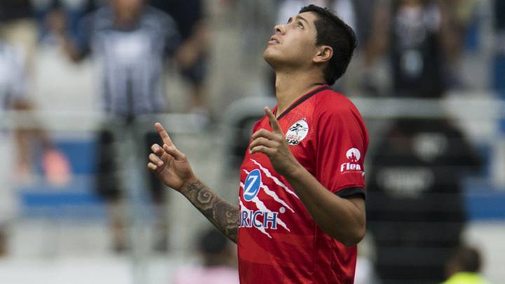 Jugador de Lobos BUAP reza.