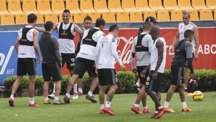 Foto de acción durante el entrenamiento del Club Tigres, realizado en el Estadio Universitario.