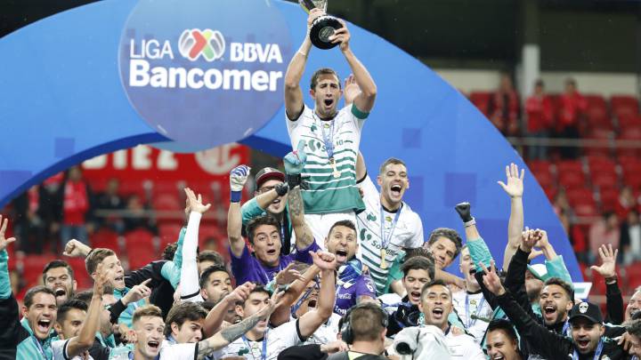 Jugadores de Santos celebran su triunfo ante Toluca hoy, domingo 20 de mayo de 2018, durante el juego de vuelta de la final del torneo mexicano de fútbol celebrado en el estadio Nemesio Díez en la ciudad de Toluca (México).