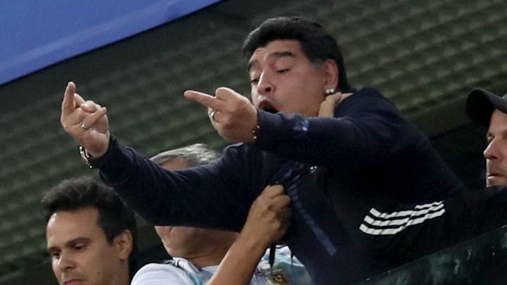 Maradona hace seña obscena tras el gol de Marcos Rojo