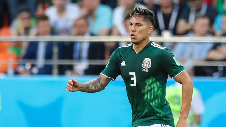 Carlos Salcedo denuncia a aerolínea por robo de playeras mundialistas