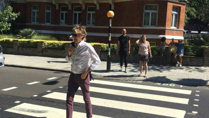 Paul McCartney cruzó Abbey Road como en los viejos tiempos