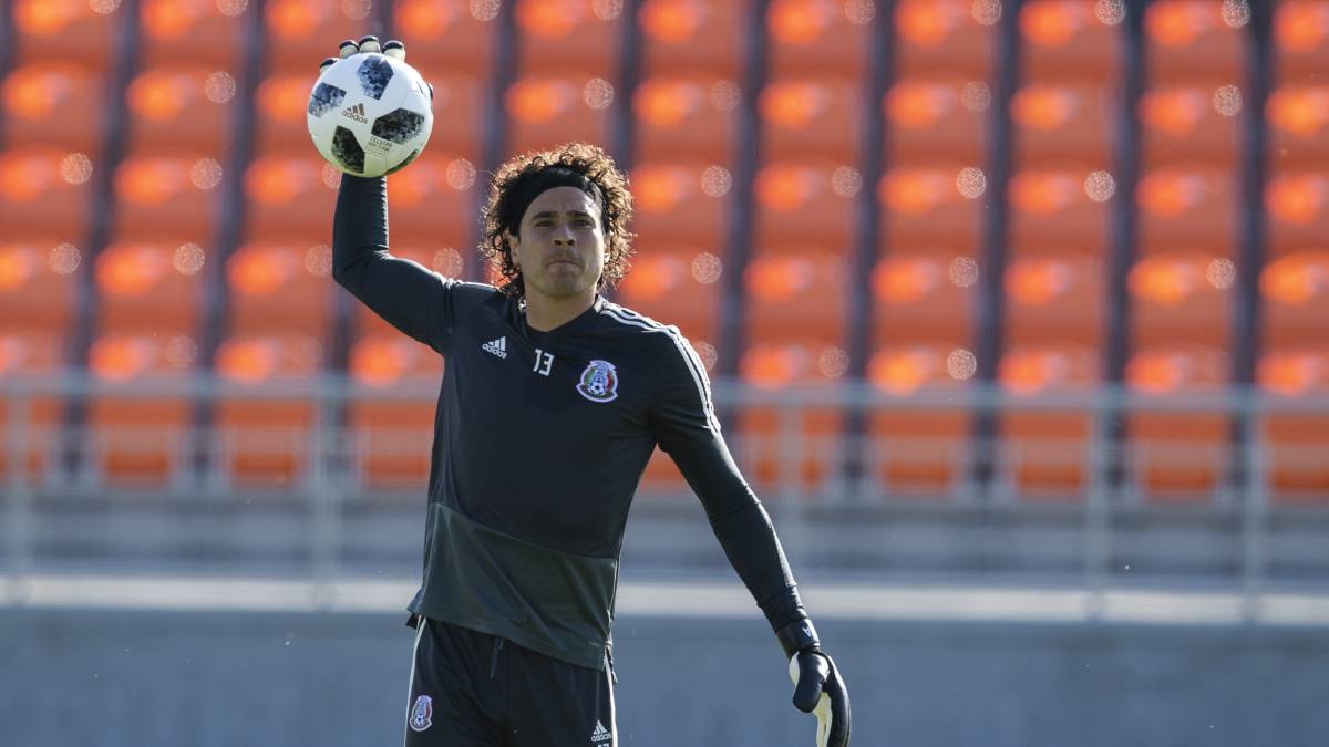 Guillermo Ochoa estaría muy cerca de fichar con el Napoli