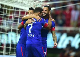 A Chivas le llueve duro y tupido; Cruz Azul es líder