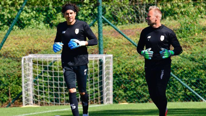 Standard Lieja sólo dejaría salir a Ochoa si el Napoli lo compra
