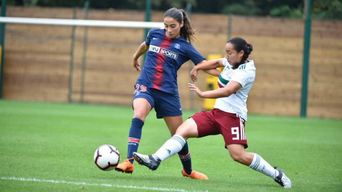 Jugadoras de fútbol disputando el balón