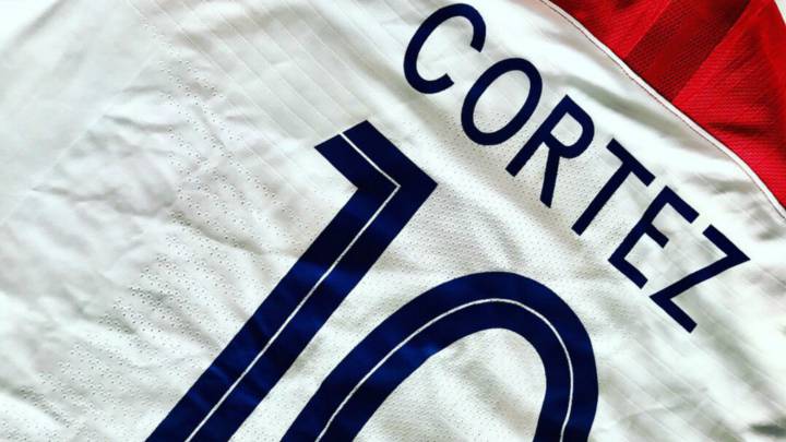 Yuri Cortez recibe camiseta de la Selección de Croacia