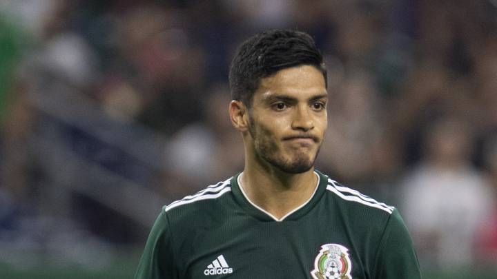 Raúl Jiménez falla su primer penal con Selección Mexicana