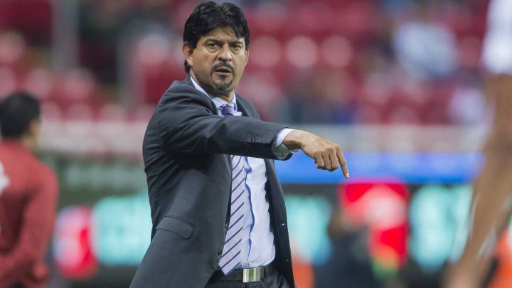 “Los delanteros de Chivas deben pelear el título de goleo”