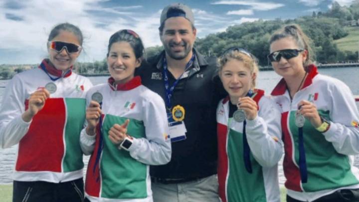Deportistas mujeres sosteniendo sus medallas