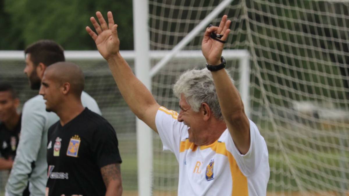 A sus 64 años, el Tuca sigue haciendo goles