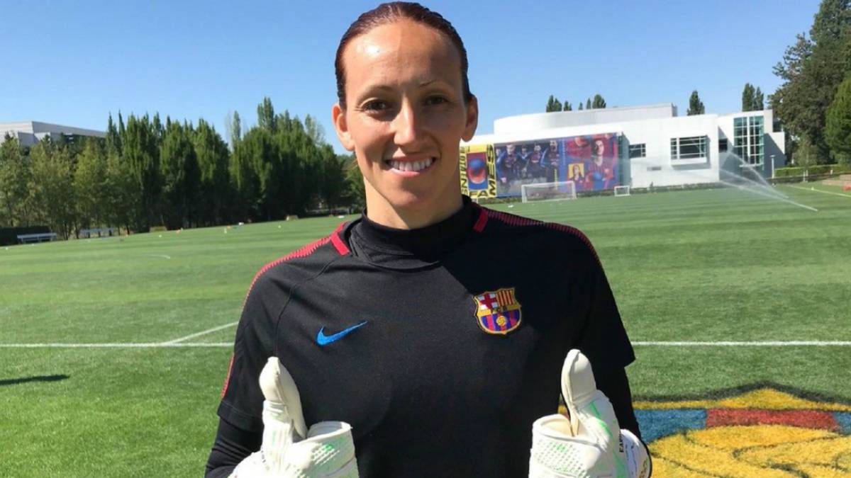 Portera posando para una foto en el campo de juego, tiene los pulgares arriba