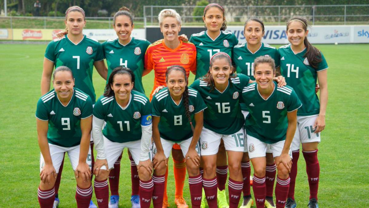 Jugadoras de fútbol en el campo de juego