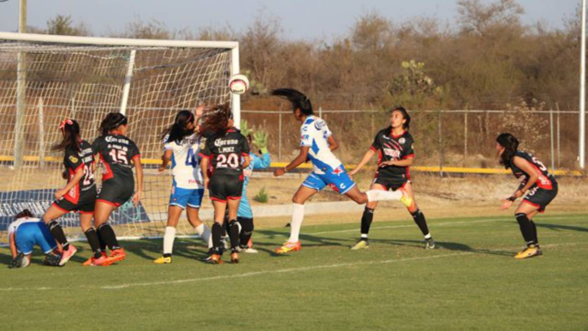Jugadoras dispuntando un partido