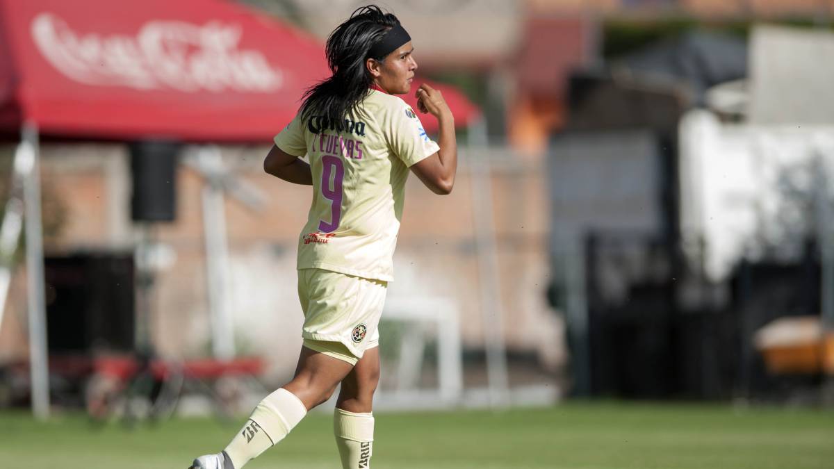 Jugadora de fútbol corriendo por la cancha DE JUEGO