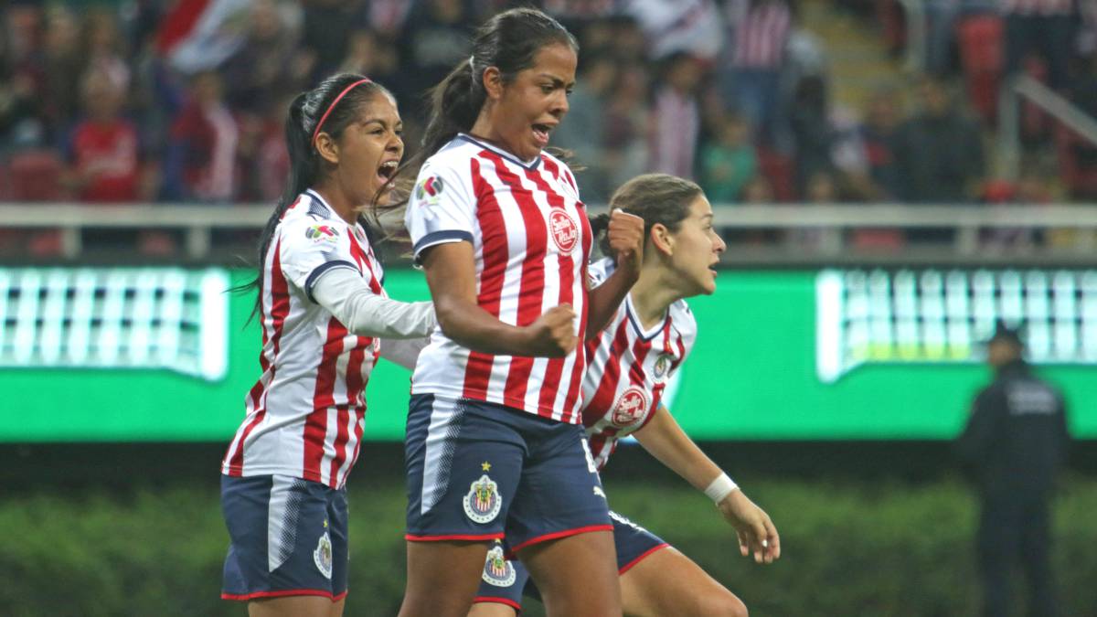Jugadoras de fútbol festejando un gol
