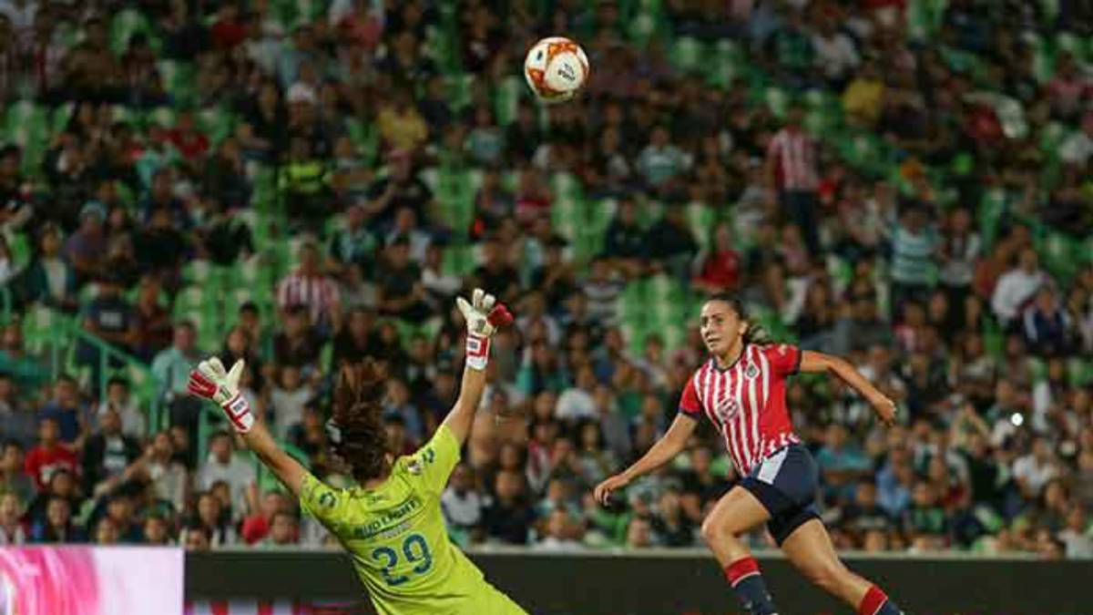 Jugadoras de fútbol en el campo de juego