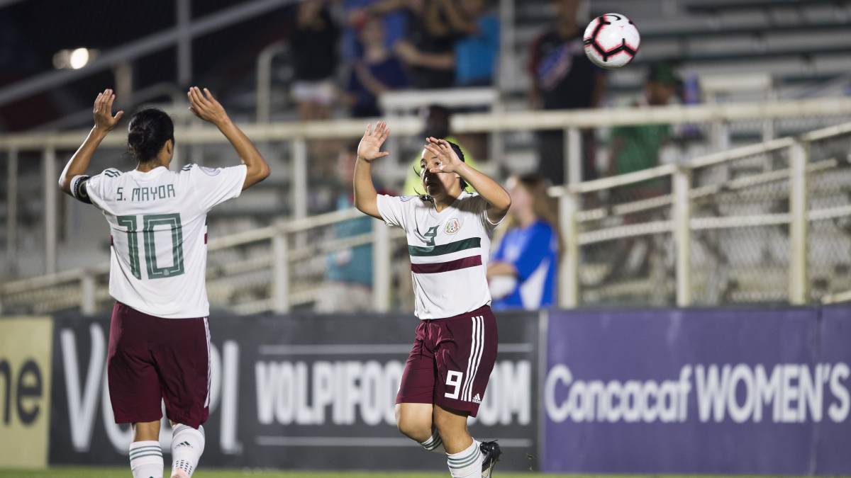 Jugadoras de fútbol festejando una anotación