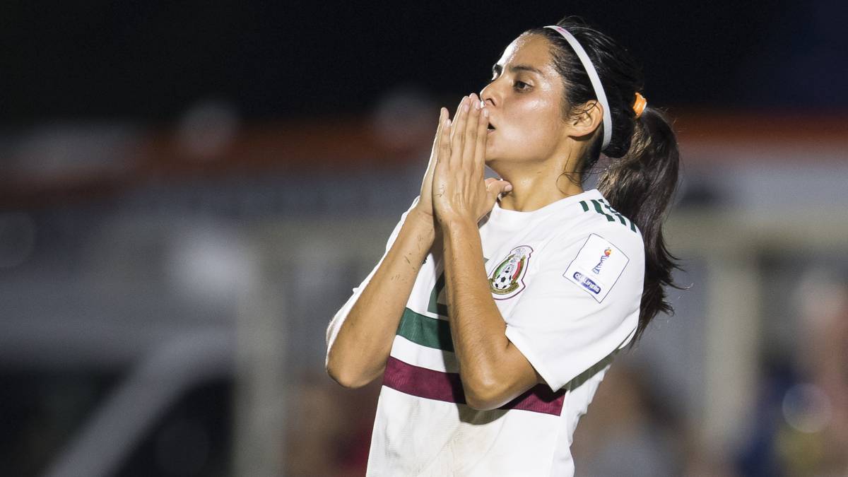 Jugadora de fútbol tocandose la cara con las manos