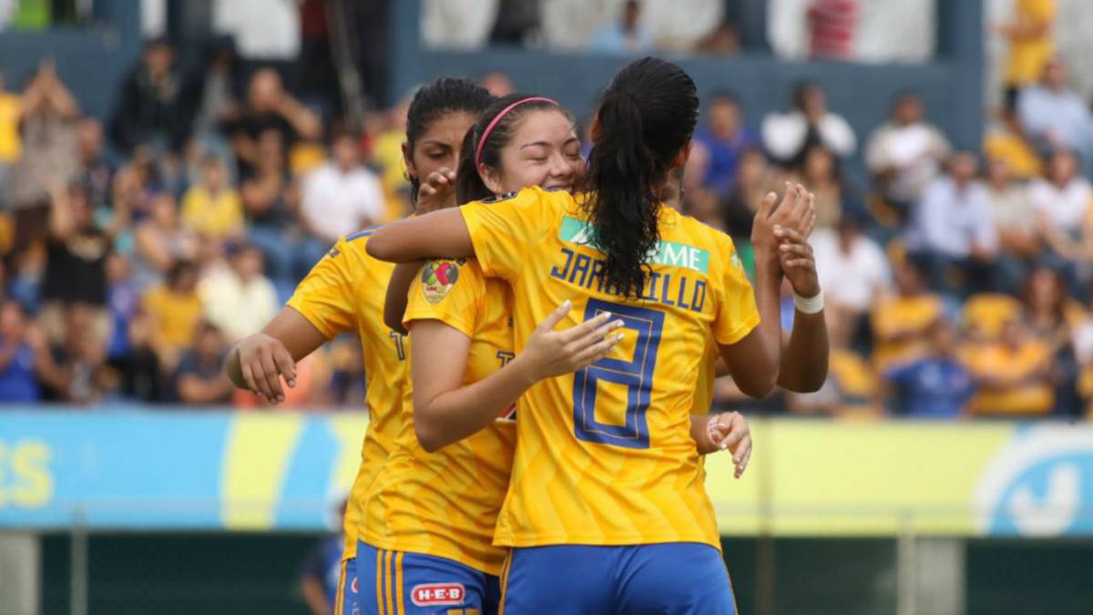 Jugadoras de fútbol festejando anotación