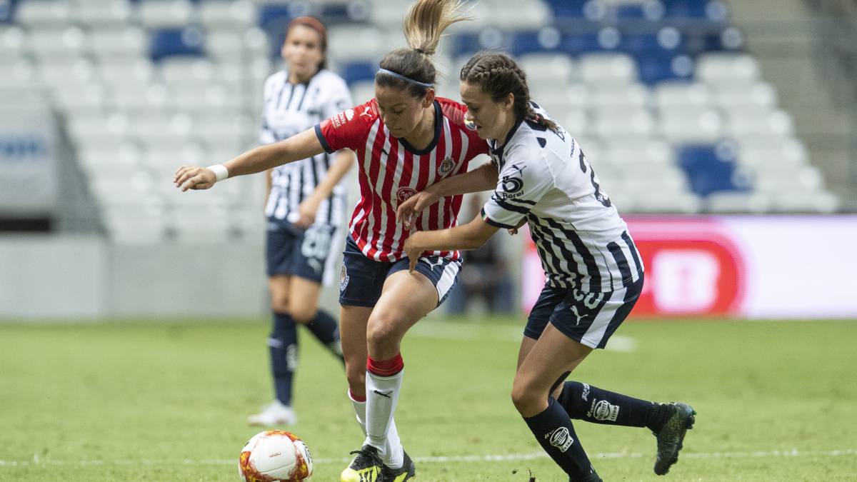 Jugadoras de fútbol disputando el balón