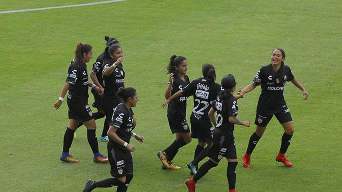 Jugadoras celebrando gol