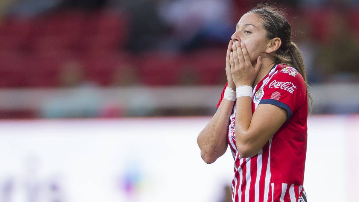 Jugadora de fútbol agarrándose la cara