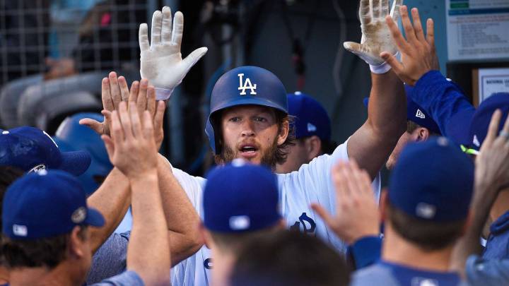 Clayton Kershaw es felicitado en el dugout
