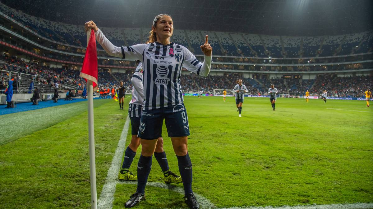 Jugadora de fútbol tomando el banderín de tiro de esquina