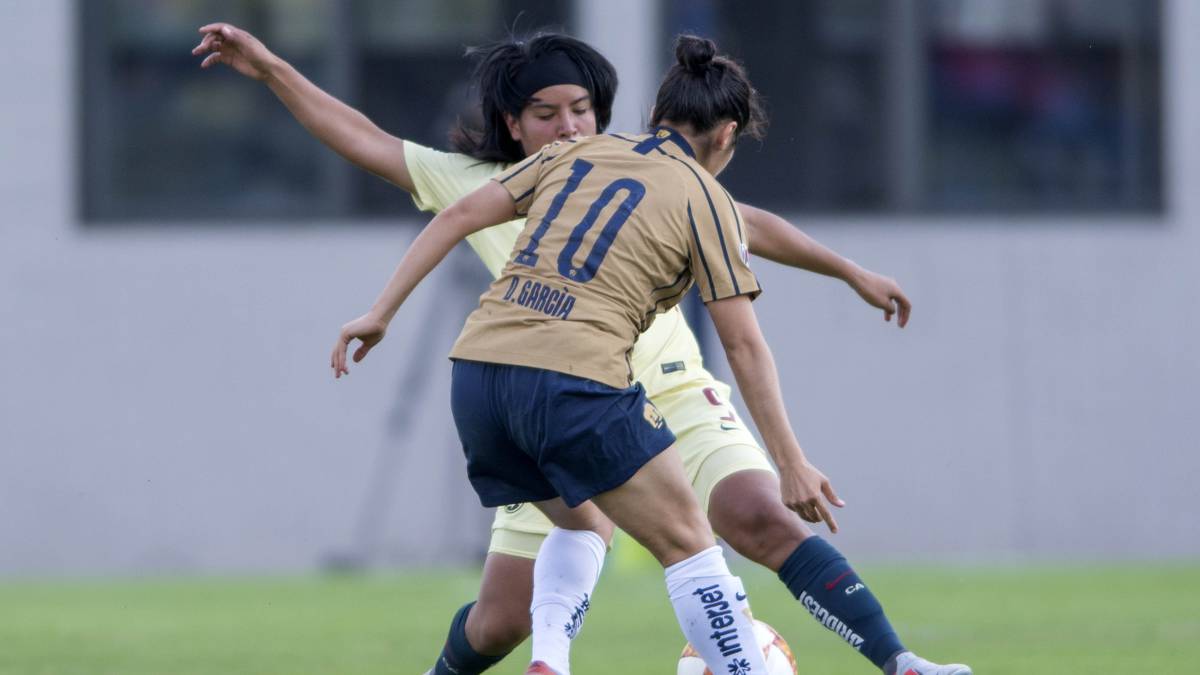Jugadoras de fútbool disputando el balón