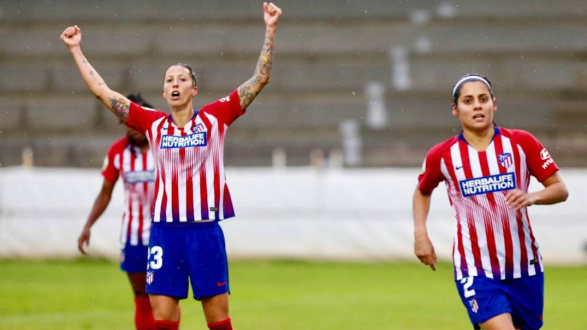 Jugadoras de fútbol corriendo en el campo de juego