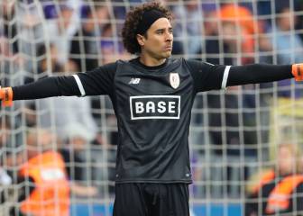 Guillermo Ochoa igualó con el líder de la Liga Belga