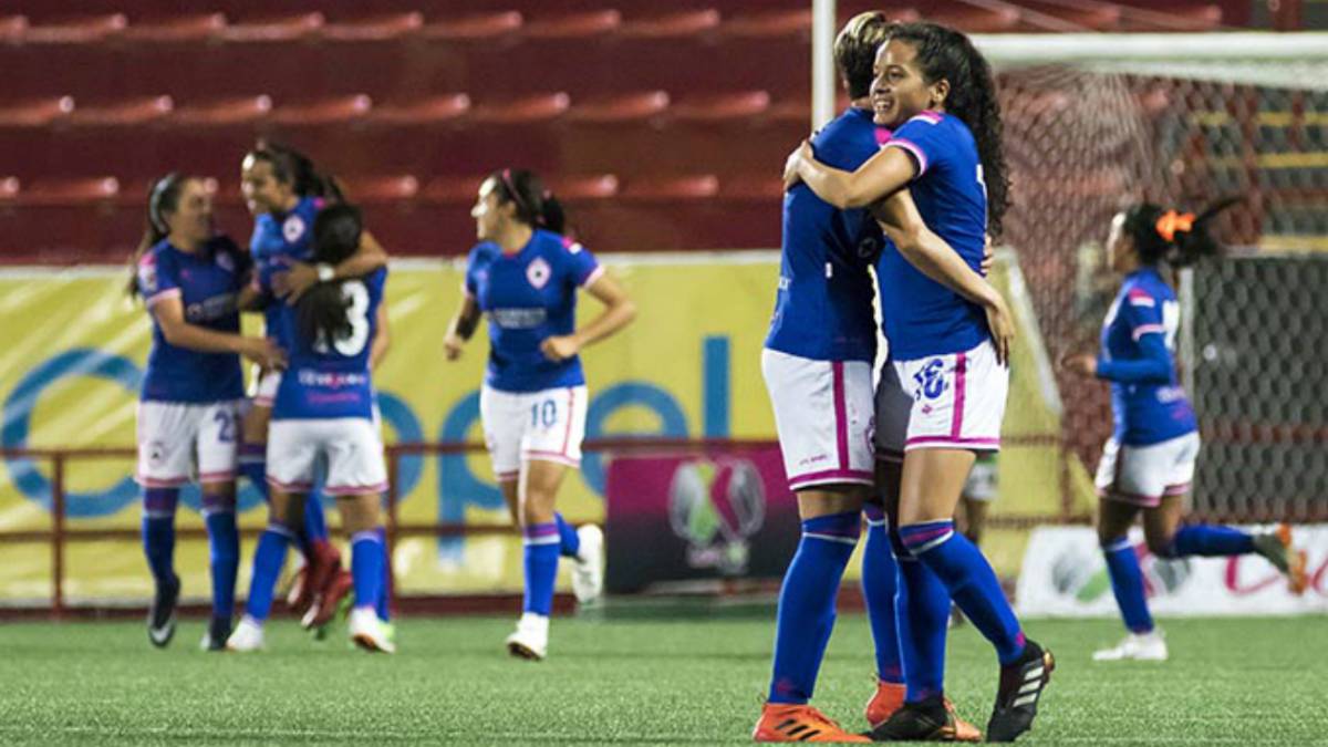 Jugadoras abrazandose en el campo de juego