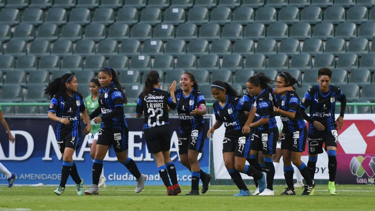 Jugadoras de Fútbol corriendo el campo