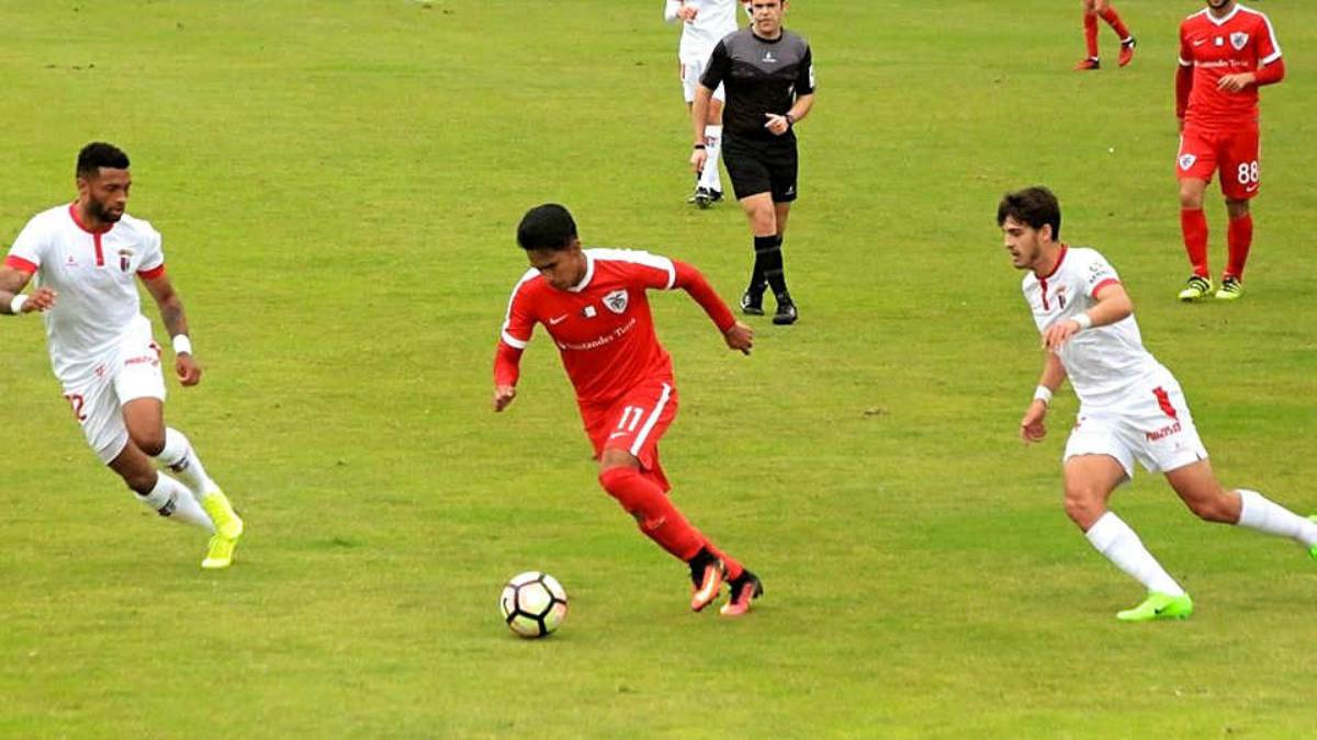Denis Pineda se ve cada vez más solido en el ataque de CD Santa Clara, ya que en los últimos tres partidos que jugó el equipo consiguió los tres puntos.