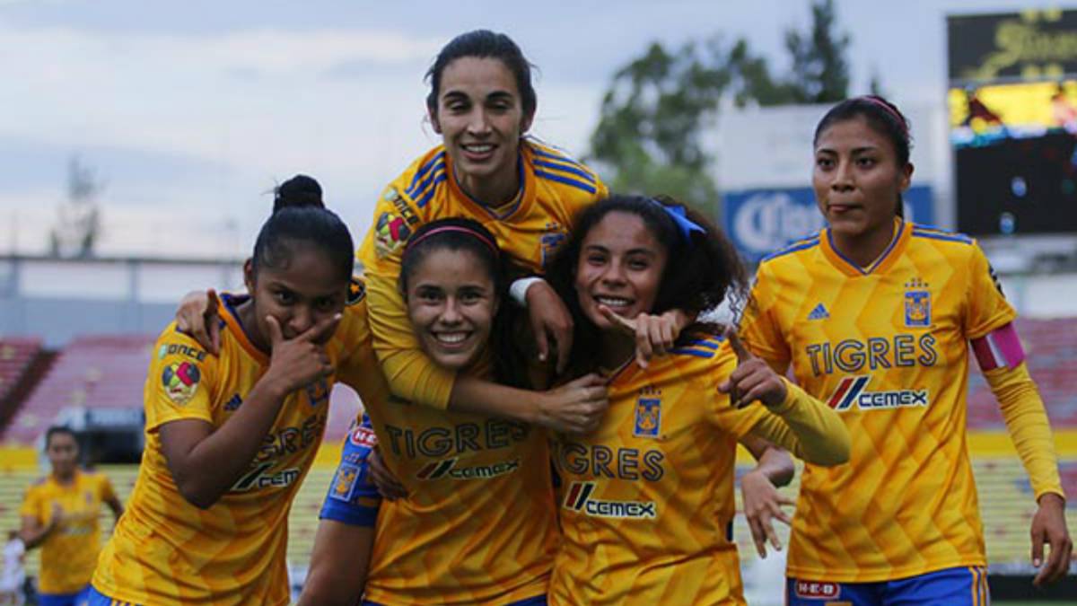 jUGADORAS CORRIENDO POR EL CAMPO DE JUEGO