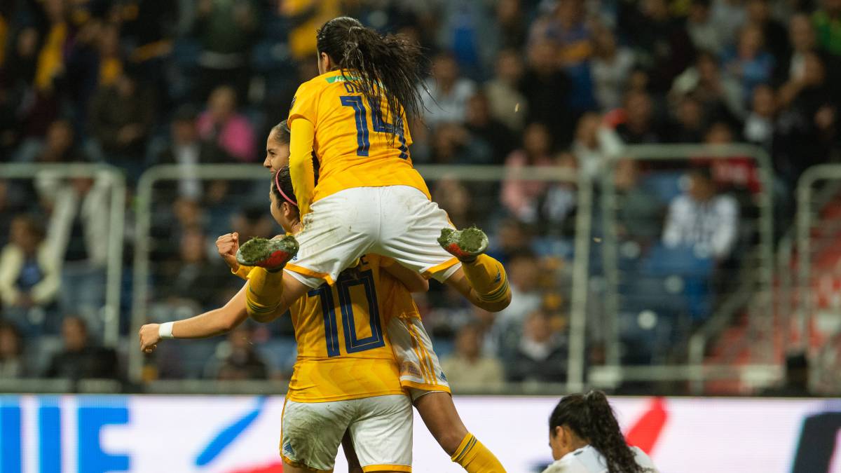 Jugadoras de fútbol en el campo de juego