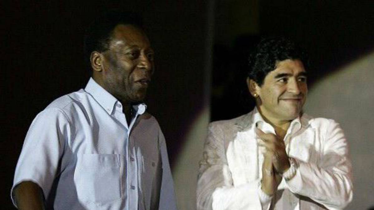 Pelé felicita a Maradona con un extraño mensaje