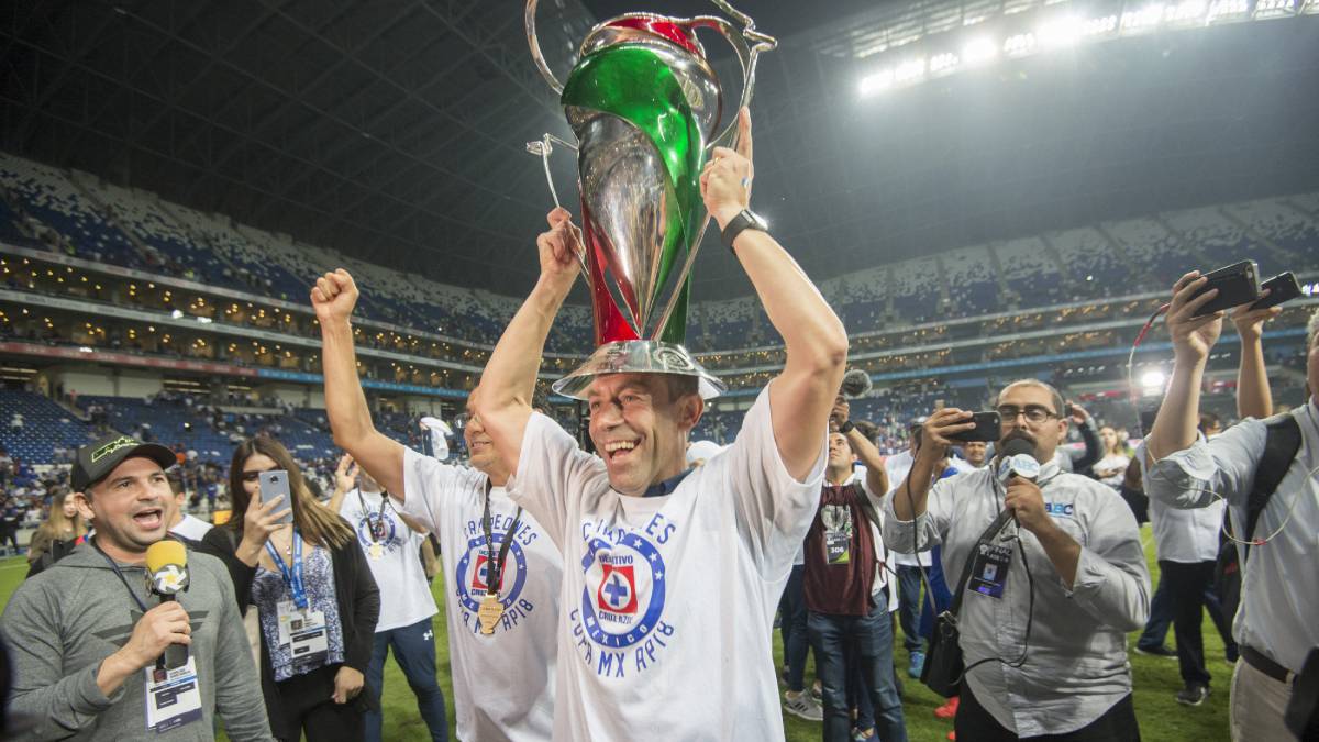 Saludando de mano a sus fans, Pedro Caixinha festejó título del Cruz Azul