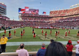 Porrista de los 49ers se arrodilla durante el Himno de USA