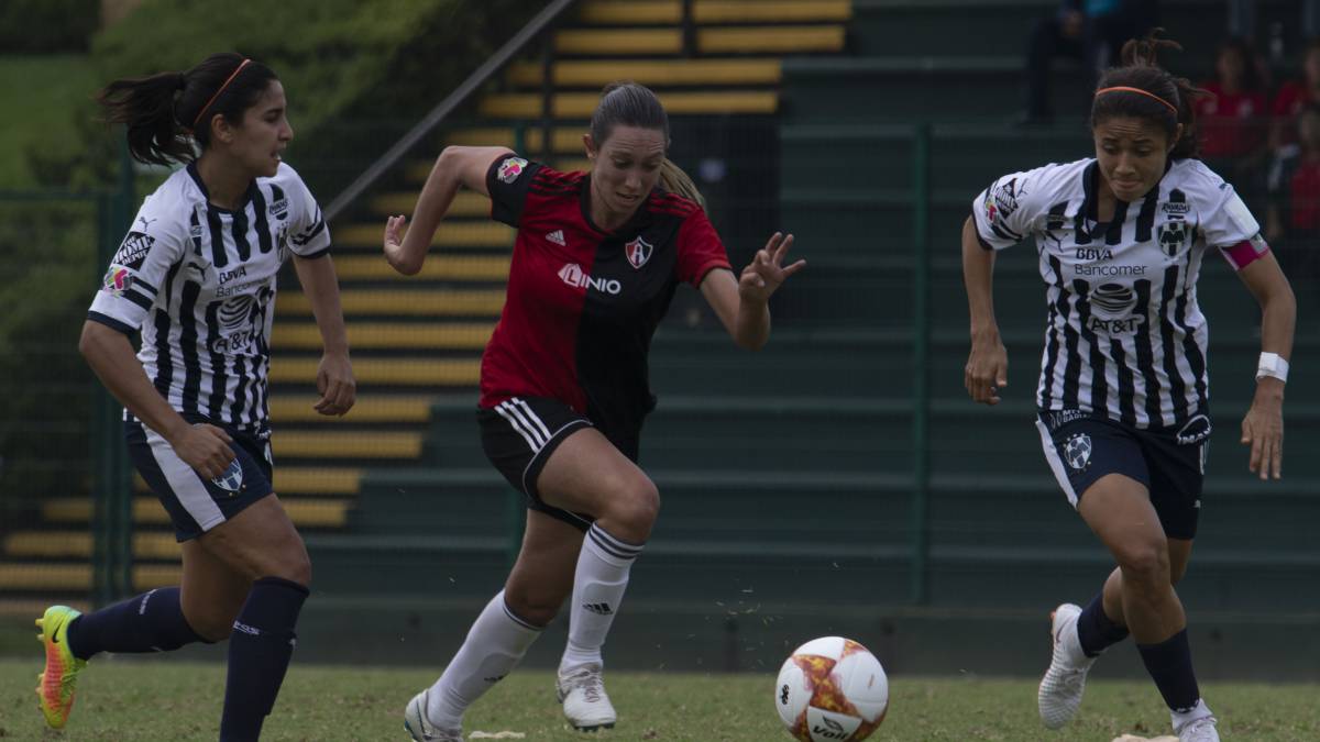 Jugadoras de fútbol corriendo en el campo de juego