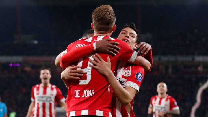 Hirving Lozano asiste en el gol del triunfo del PSV