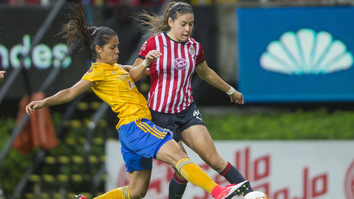 Jugadoras de fútbol disputando el balón de juego