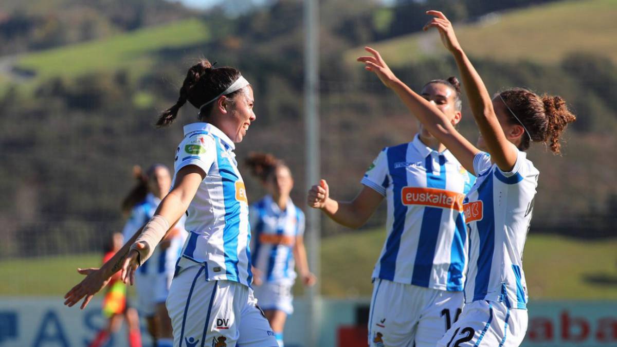 Jugadoras en el campo de fútbol festejando anotaciones