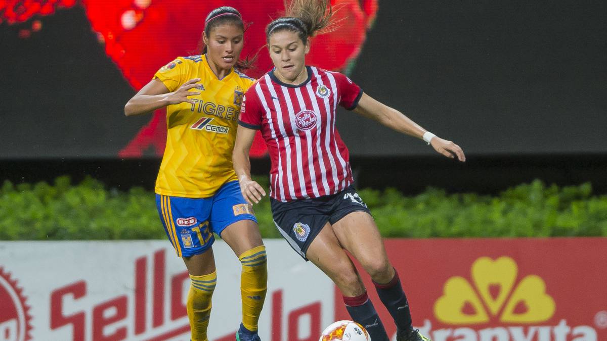 jugadoras de fútbol en la cancha